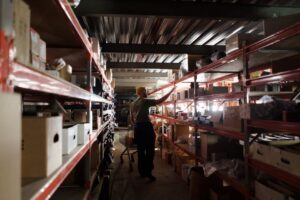 Como conservar e armazenar HQs no clima brasileiro: escolha de saquinhos e backing boards, caixas livres de ácido, controle de umidade e prevenção de mofo