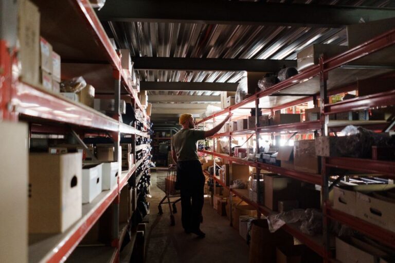 Como conservar e armazenar HQs no clima brasileiro: escolha de saquinhos e backing boards, caixas livres de ácido, controle de umidade e prevenção de mofo